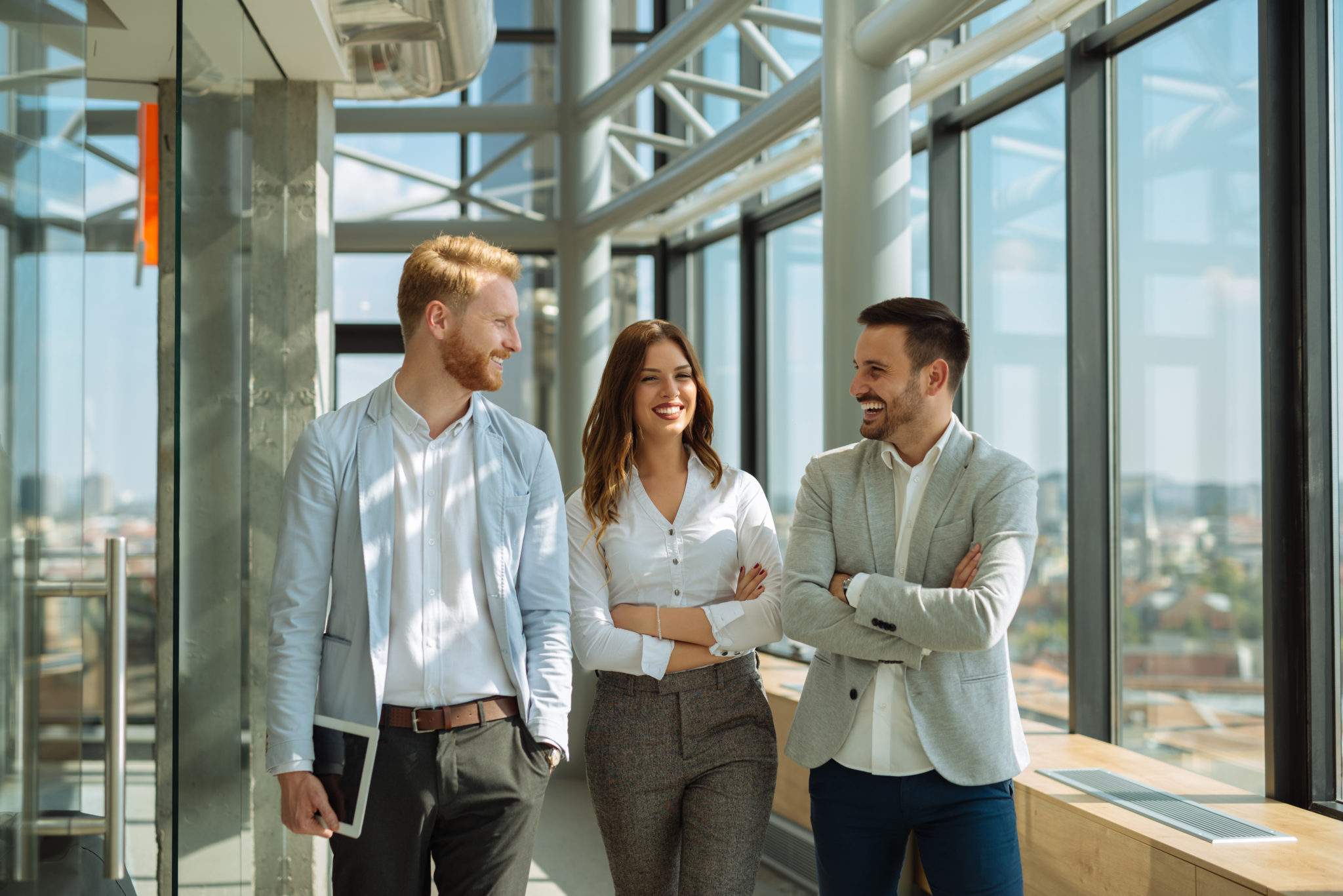Drei Ingenieure, zwei Männer und eine Frau, im Gespräch bei einem Kundenprojekt